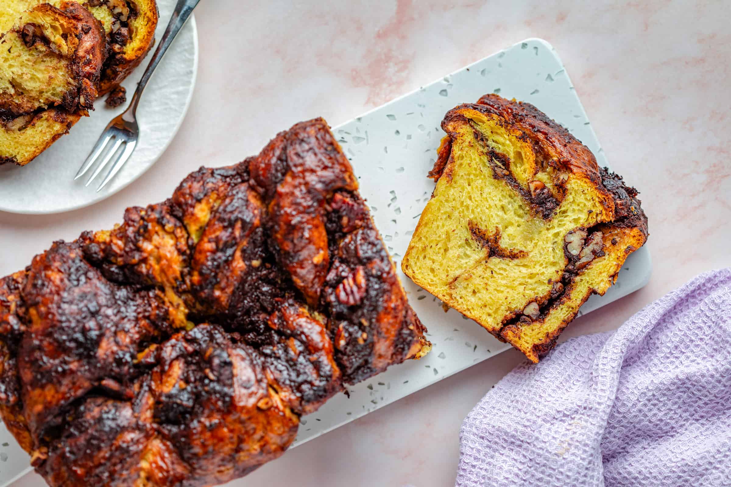 Vegan chocolade babka met pecannoten