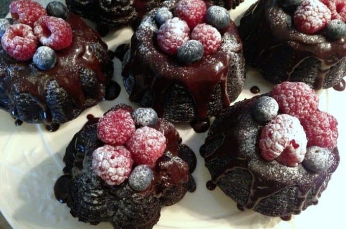 Mini chocolade cakes met rood fruit