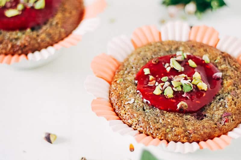 Rabarber-pistachecakejes met frambozenglazuur