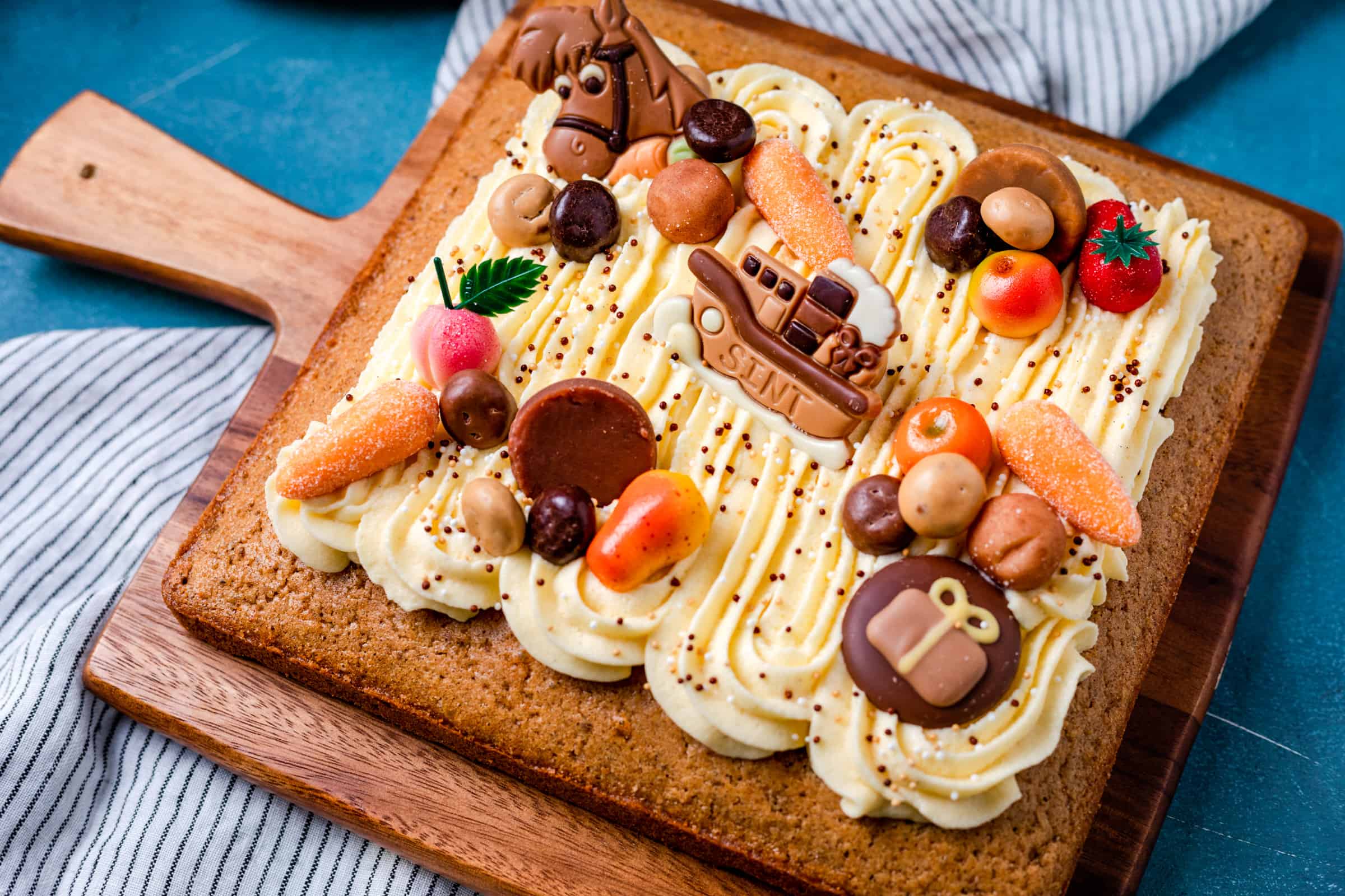 Sinterklaas plaatcake met roomkaasglazuur